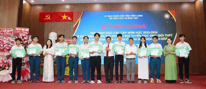Miễn học phí góp phần động viên học sinh tự tin học tốt hơn. Ảnh minh họa

