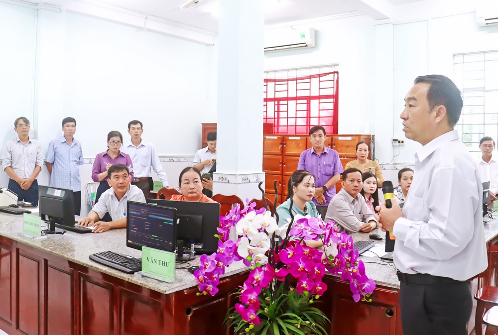 Giám sát tại phường Long Châu, Chủ tịch UBND tỉnh- Lữ Quang Ngời lưu ý địa phương quan tâm chỉ đạo rõ người, rõ việc để thực hiện hiệu quả từng phần việc.