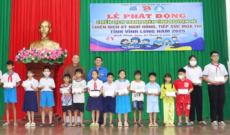 Tỉnh Đoàn trao học bổng cho học sinh vượt khó.