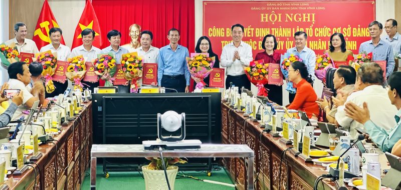 Đảng ủy UBND tỉnh công bố quyết định thành lập các tổ chức cơ sở đảng trực thuộc. Ảnh TL
