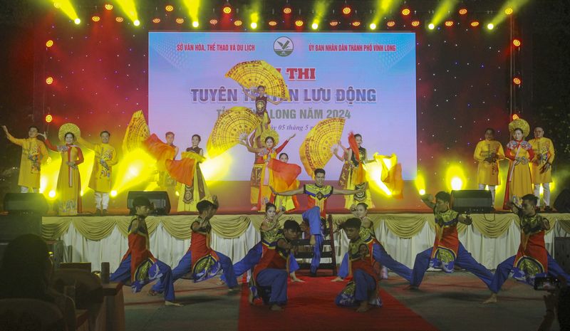 Văn nghệ quần chúng trở thành “món ăn tinh thần” không thể thiếu từ thành thị đến nông thôn.