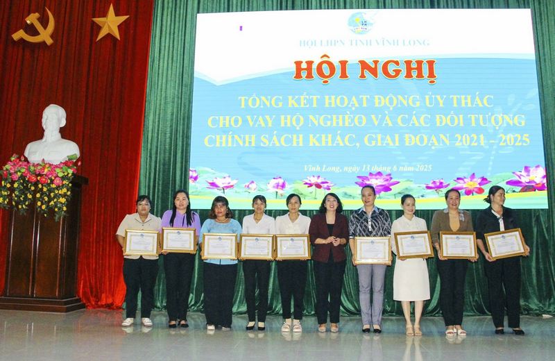 Khen thưởng các tập thể thực hiện tốt hoạt động ủy thác cho vay hộ nghèo giai đoạn 2021-2025.