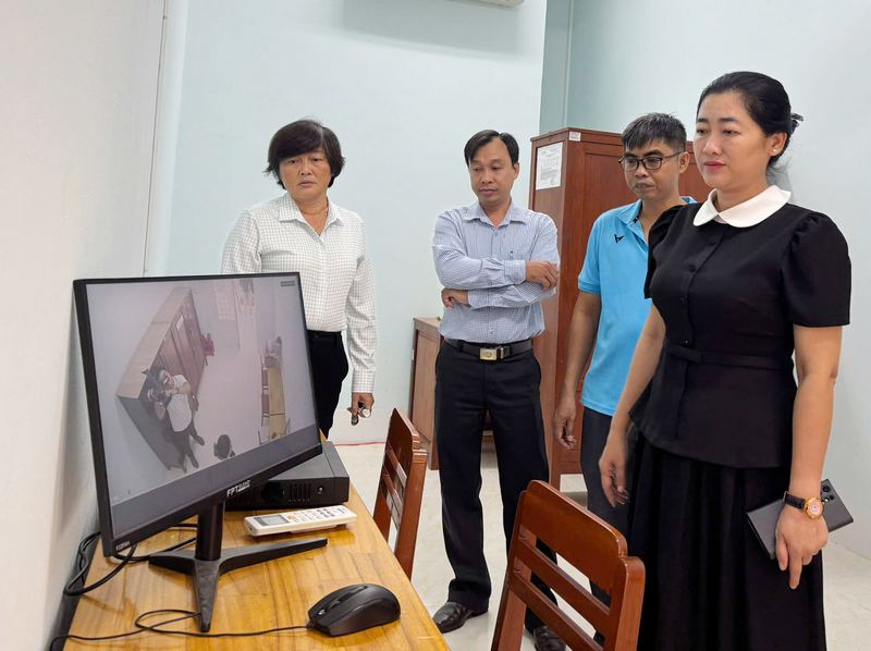 Kiểm tra cơ sở vật chất tại điểm thi Trường THPT Vĩnh Long.