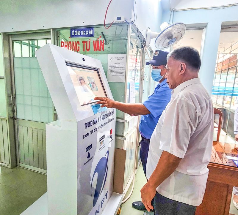 Tại nhiều cơ sở y tế, người dân có thể đăng ký tại ki ốt y tế thông minh bằng CCCD gắn chip hay thẻ BHYT để đăng ký cũng như thanh toán viện phí.

