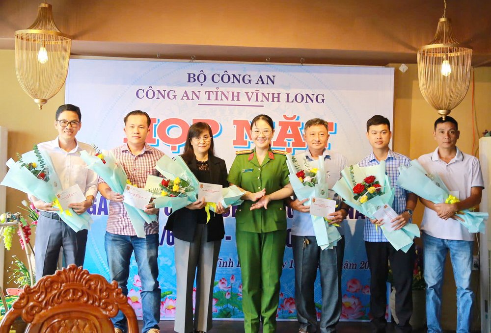 Đại tá Nguyễn Thị Hải Yến tặng hoa chúc mừng các cơ quan báo chí.