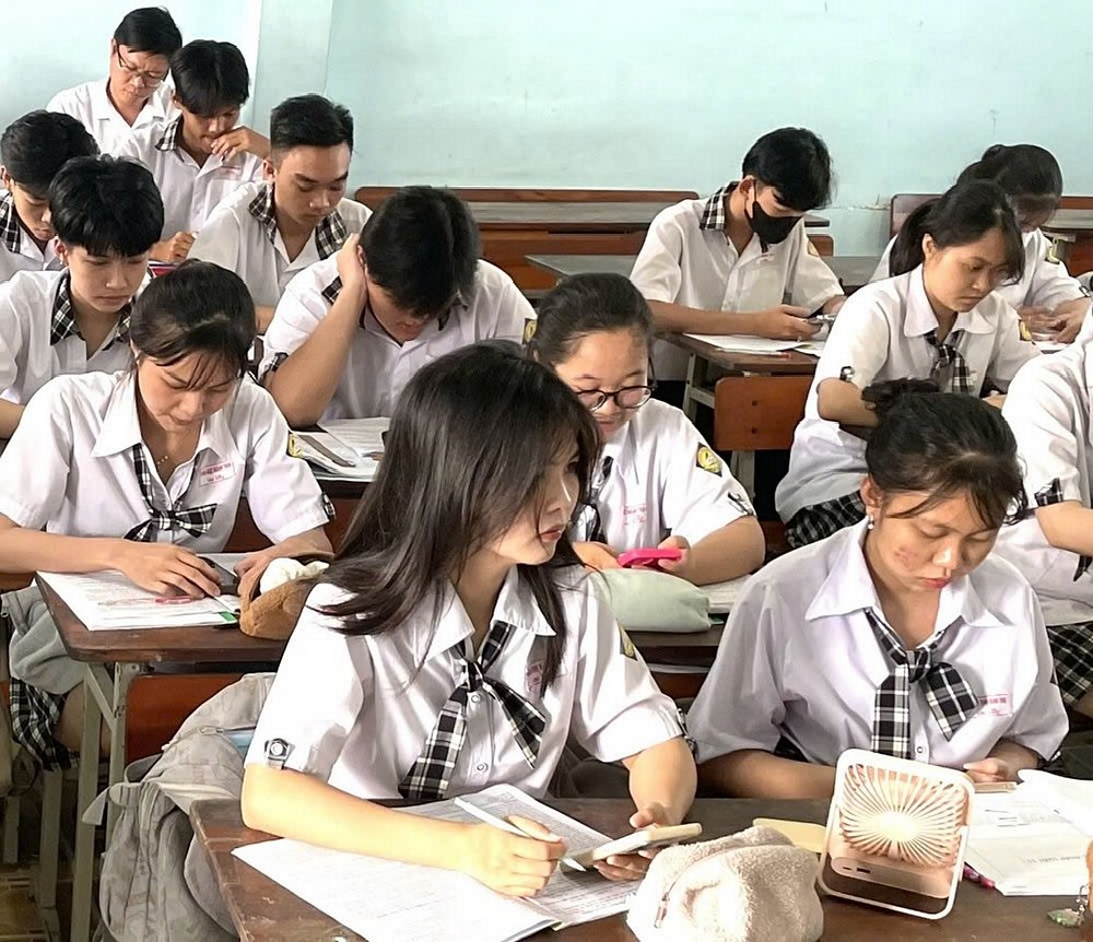 Đoàn kiểm tra tiết ôn tập có ứng dụng công nghệ để kiểm tra, đánh giá.