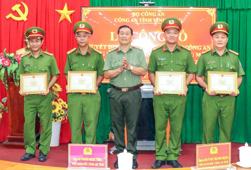 Đại tá Phan Ngọc Tính- Phó Giám đốc Công an tỉnh, trao quyết định cho các đơn vị được công nhận “Công an phường kiểu mẫu về an ninh trật tự và văn minh đô thị” năm 2024.
