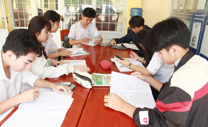 Trần Hữu Dương học nhóm cùng các bạn, trao đổi kinh nghiệm làm bài Địa lý.