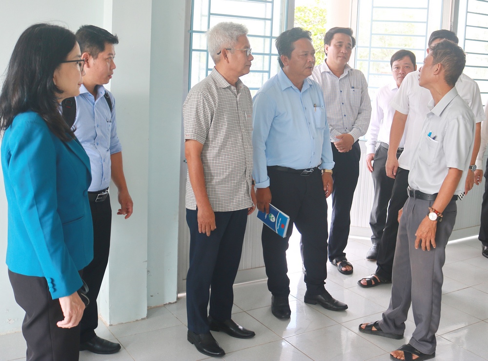 Tổ giám sát của đồng chí Hồ Văn Minh- Ủy viên Ban Thường vụ Tỉnh ủy, Trưởng Ban Nội chính Tỉnh ủy giám sát thực tế tại Trung tâm Phục vụ hành chính công xã Quới Thiện (mới).