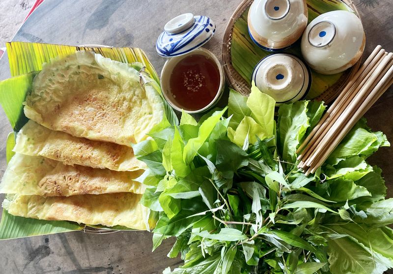 Từ lâu, bánh xèo gắn liền với dịp Tết Đoan ngọ, là món ăn không thể thiếu của người dân miền Tây, mang ý nghĩa sum họp, đoàn tụ gia đình.