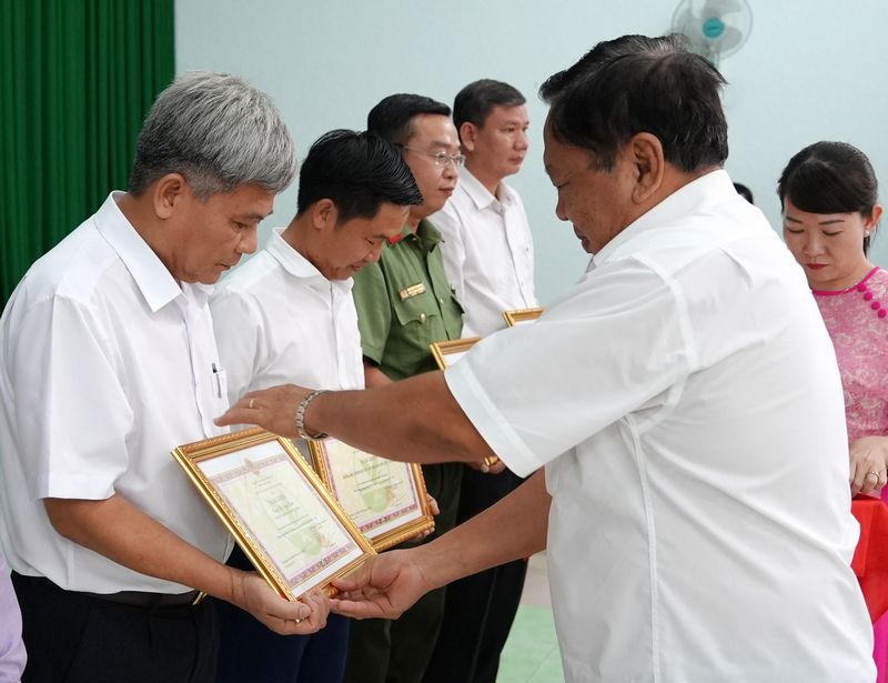 Ông Nguyễn Văn Liệt- Tỉnh ủy viên, Phó Chủ tịch UBND tỉnh trao bằng khen cho các tập thể, cá nhân xuất sắc trong phong trào thi đua “Vĩnh Long chung sức xây dựng NTM” giai đoạn 2021-2025.
