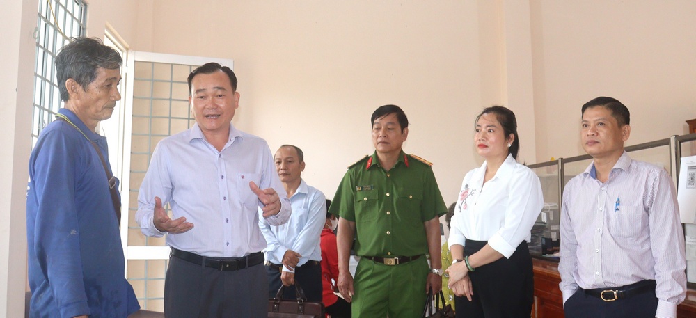 Phó Chủ tịch Thường trực HĐND tỉnh- Nguyễn Minh Dũng giám sát việc tổ chức vận hành thử nghiệm hoạt động chính quyền địa phương tại xã Trà Côn.