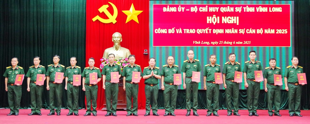 Đại tá Trần Minh Trang- Ủy viên Ban Thường vụ Tỉnh ủy, Chỉ huy trưởng Bộ Chỉ huy Quân sự tỉnh trao quyết định điều động cho cán bộ.