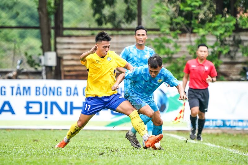 
CLB Vĩnh Long (bên trái) thất thủ 0-2 trên sân của Gia Định. Ảnh: VFF