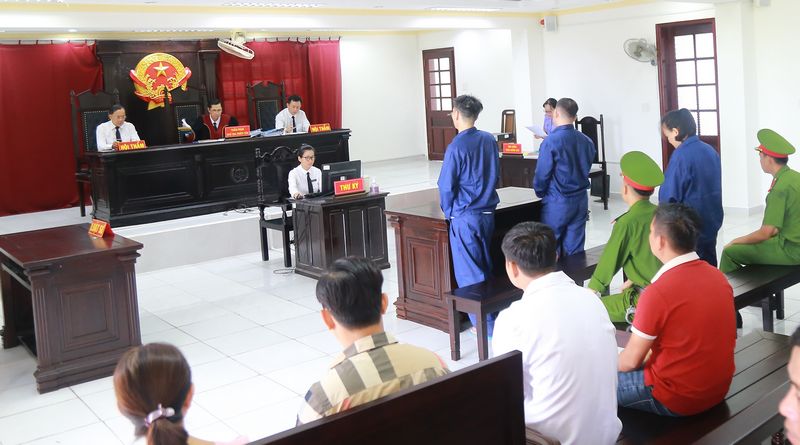 Phiên tòa sơ thẩm của TAND tỉnh Vĩnh Long xét xử các bị cáo Sang, Rô và Lam.