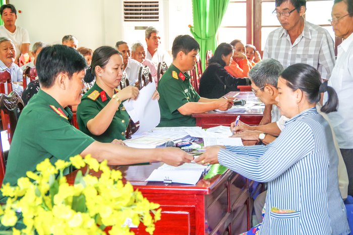 Lực lượng vũ trang tỉnh Vĩnh Long tích cực quan tâm giải quyết chính sách đối với người có công với cách mạng.
