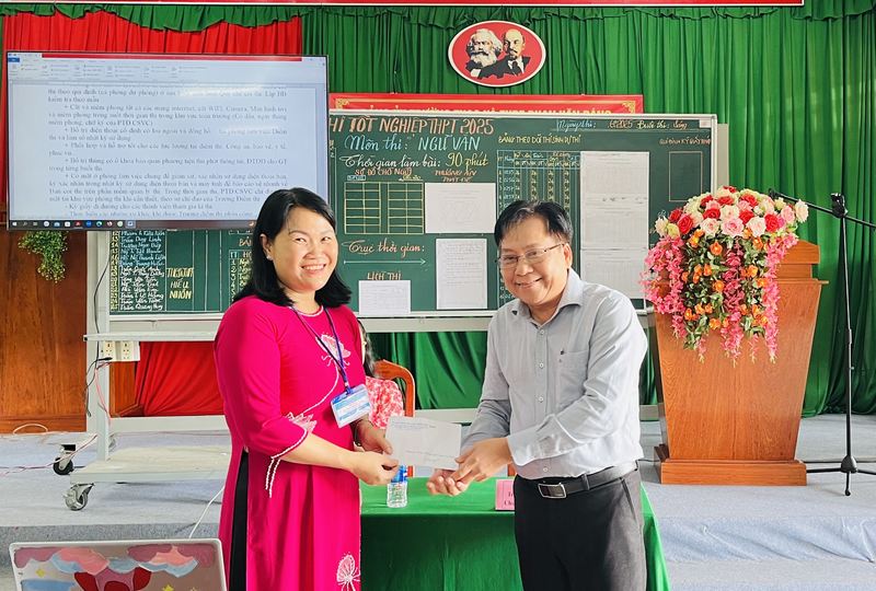 Ông Trương Thành Dãnh- Ủy viên Thường vụ Tỉnh ủy, Chủ tịch UBMTTQ Việt Nam tỉnh Vĩnh Long thăm điểm thi, trao tặng quà động viên các thầy cô, cán bộ làm công tác thi tại Trường THCS- THPT Phan Văn Đáng.