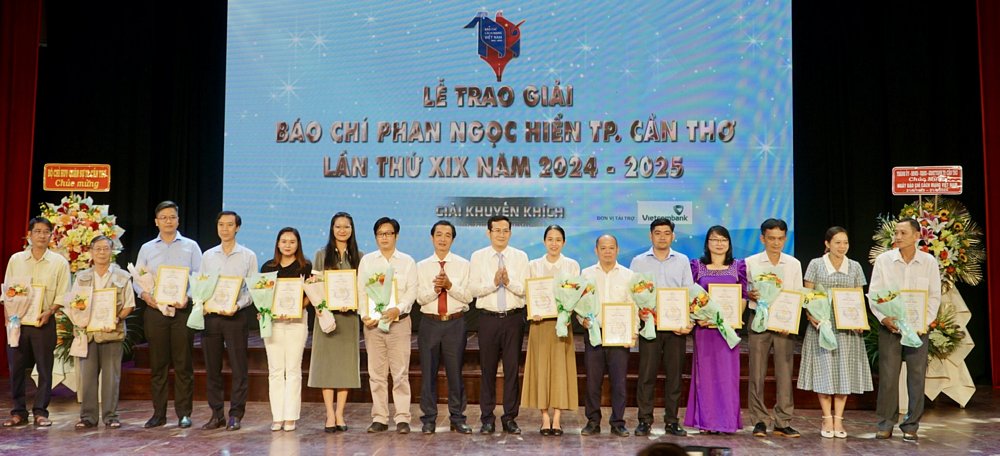 Ban tổ chức trao giải thưởng cho các tác giả.