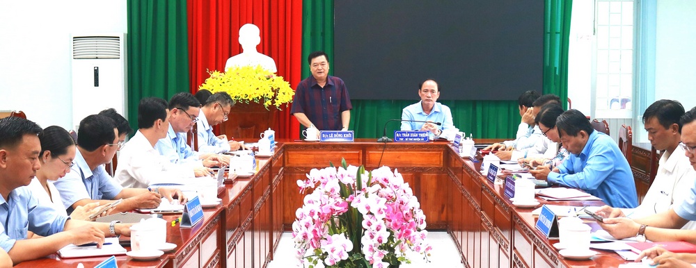 Tổ công tác đến giám sát việc tổ chức vận hành thử nghiệm hoạt động chính quyền địa phương ở các xã.