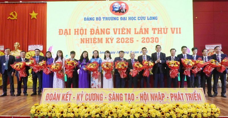 Ban chấp hành Đảng bộ Trường ĐH Cửu Long nhiệm kỳ 2025-2030 ra mắt đại hội.
