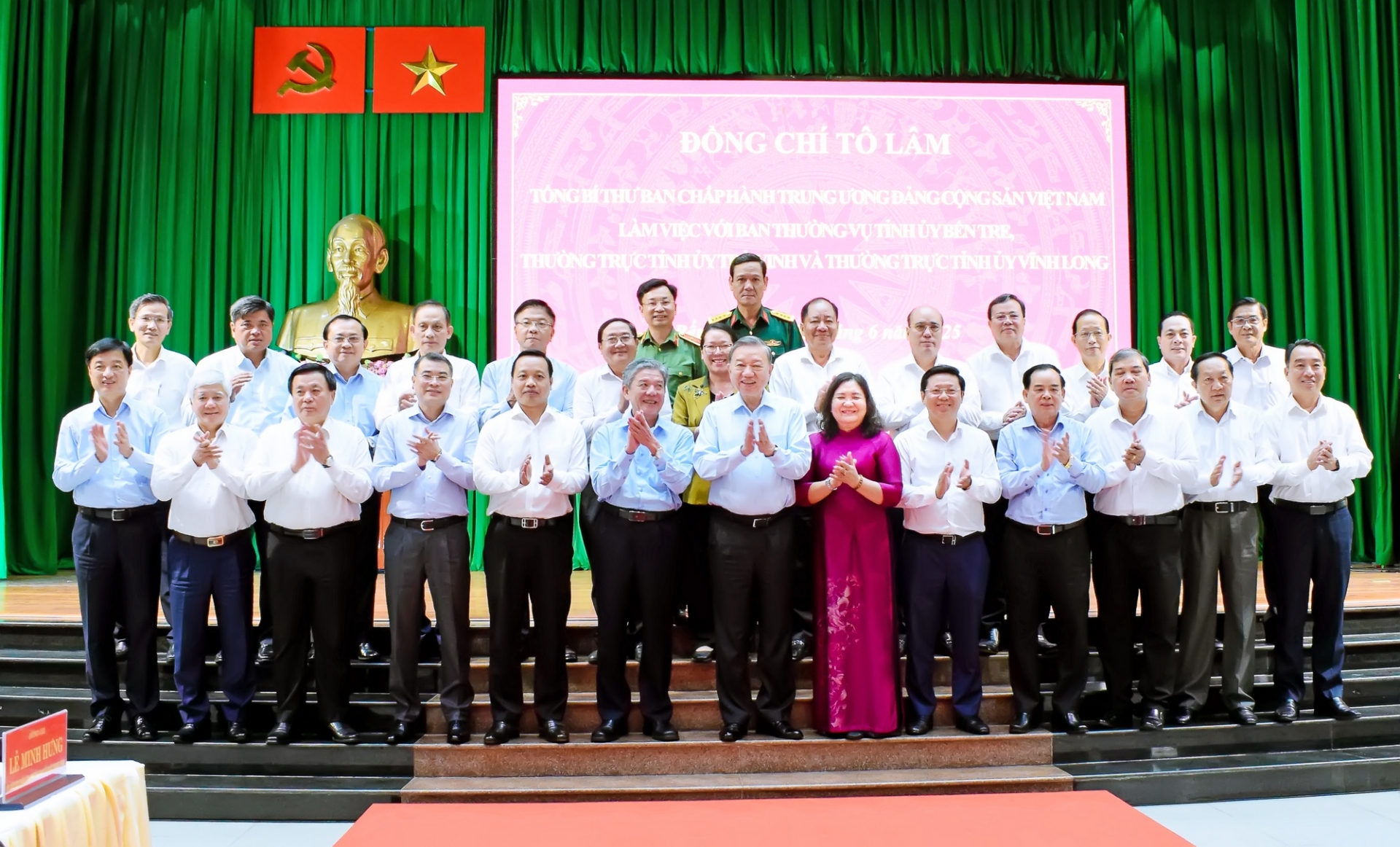Đại biểu chụp ảnh lưu niệm tại buổi làm việc.