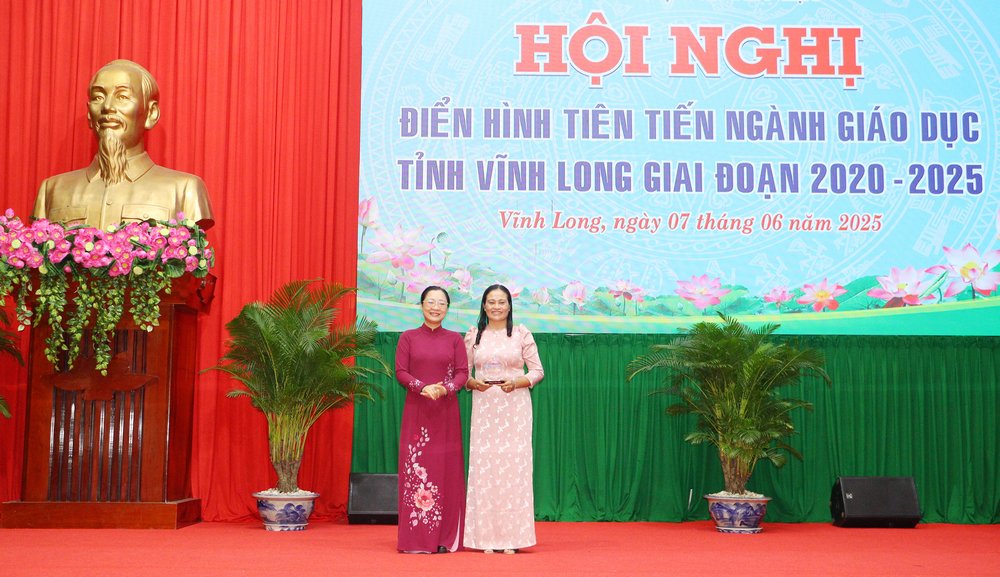 Bà Nguyễn Thị Quyên Thanh trao thưởng cá nhân đạt danh hiệu “Chiến sĩ thi đua toàn quốc”.