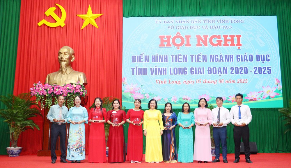 Tuyên dương các tập thể điển hình tiên tiến.