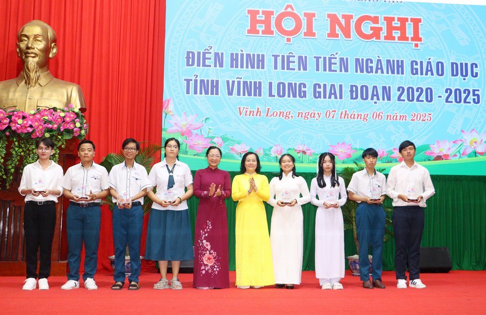 Bà Nguyễn Thị Quyên Thanh-Tỉnh ủy viên, Phó Chủ tịch UBND tỉnh và bà Trương Thanh Nhuận-Tỉnh ủy viên, Giám đốc Sở GD- ĐT tuyên dương học sinh giỏi cấp quốc gia.