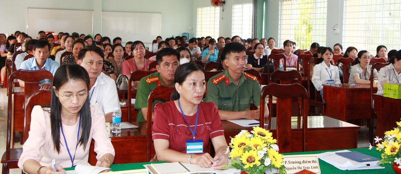Cán bộ được sinh hoạt quy chế, kế hoạch coi thi, phân công nhiệm vụ tại điểm thi Trường THPT Vĩnh Long.