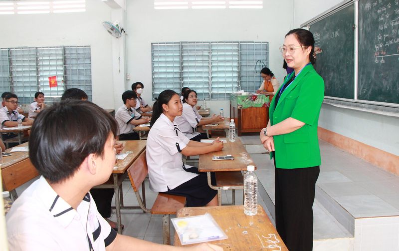 Phó Chủ tịch UBND tỉnh- Nguyễn Thị Quyên Thanh thăm điểm thi ở TP Vĩnh Long.