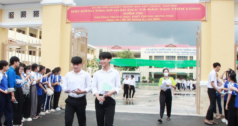 Thí sinh thi tại điểm thi Trường THPT Song Phú vui vẻ sau giờ thi Ngữ văn.