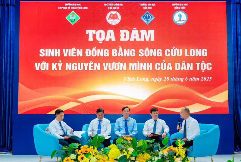 Tọa đàm “Sinh viên ĐBSCL với kỷ nguyên vươn mình của dân tộc”.