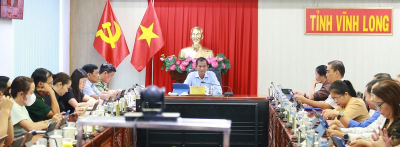 Ủy viên Thường vụ Tỉnh ủy, Phó Chủ tịch Thường trực UBND tỉnh Vĩnh Long Đặng Văn Chính chủ trì hội nghị tại điểm cầu UBND tỉnh.