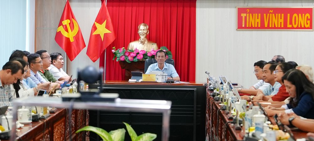 Tại điểm cầu tỉnh Vĩnh Long, ông Đặng Văn Chính- Ủy viên Thường vụ Tỉnh ủy, Phó Chủ tịch Thường trực UBND tỉnh chủ trì hội nghị.

