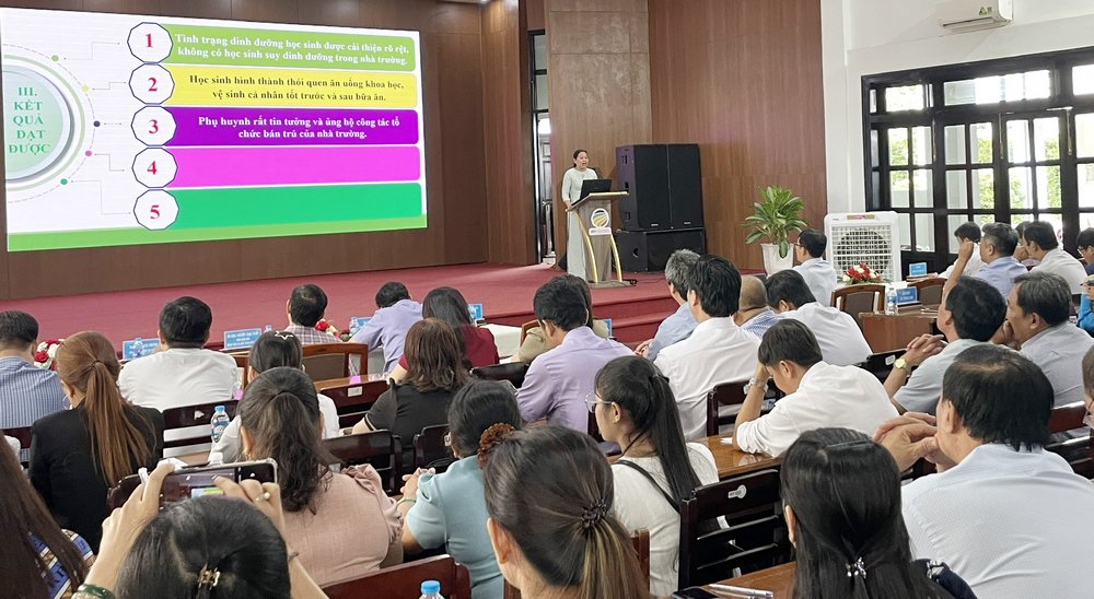 Đại biểu Trường TH Nguyễn Huệ (TP Vĩnh Long) chia sẻ tham luận tại hội nghị.