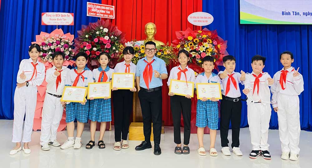 Thầy Nguyễn Thành Nhân luôn đồng hành, chăm lo và hết lòng vì đàn em thân yêu.