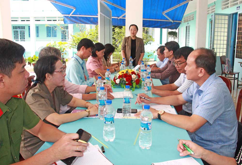 Bà Nguyễn Thị Quyên Thanh- Phó Chủ tịch UBND tỉnh, Trưởng Ban Chỉ đạo Kỳ thi THPT tỉnh làm việc với Trường THPT Phạm Hùng (Long Hồ).