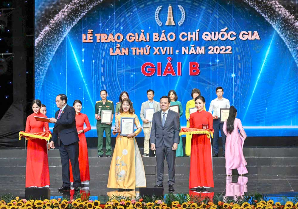 Những bài viết đi đến tận cùng vấn đề, những giải thưởng chính là động lực thôi thúc người làm báo vững đôi chân tiến về phía trước.