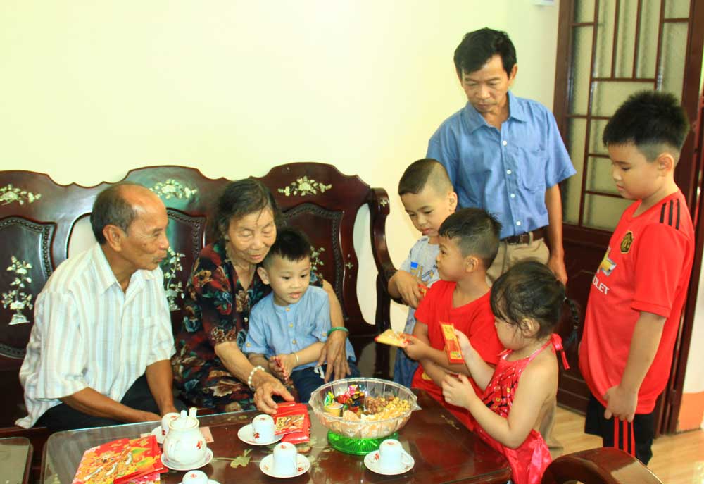 Con cháu vui vầy sum họp chính là niềm hạnh phúc lớn của mỗi gia đình. Ảnh: TRẦN PHƯỚC 