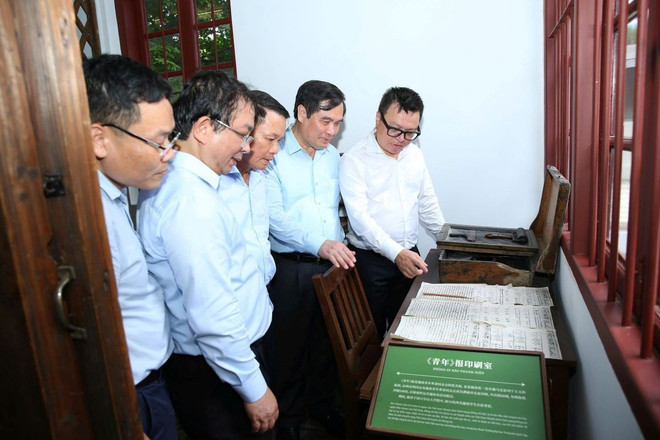 Ông Lê Quốc Minh và các đại biểu thăm trụ sở Hội Việt Nam Cách mạng Thanh niên và nơi Chủ tịch Hồ Chí Minh xuất bản tờ Báo Thanh Niên năm 1925 (Quảng Châu, Trung Quốc).