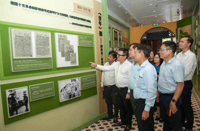 Đoàn công tác tham quan nơi Nguyễn Ái Quốc và các thành viên của Việt Nam Thanh niên Cách mạng Đồng chí hội tự tay biên soạn, khắc vẽ và in báo.