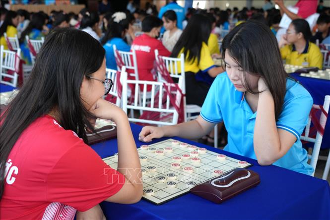 Tại các trận đấu, các kỳ thủ trẻ thể hiện bản lĩnh, kỹ năng, chiến thuật của mình để đánh bại đối thủ.