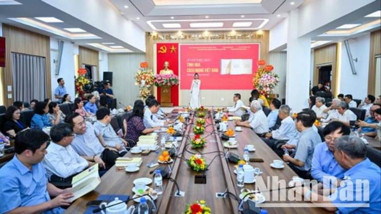 
Đông đảo các đại biểu, khách mời... đã tham dự lễ ra mắt sách. (Ảnh: THÀNH ĐẠT)