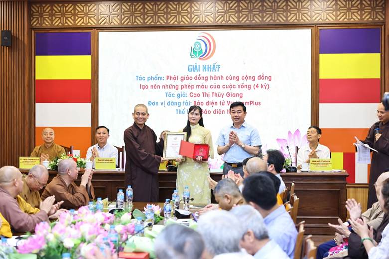 Ban Tổ chức trao giải Nhất thể loại báo điện tử cho nhà báo Cao Thị Thùy Giang (Báo điện tử VietnamPlus - TTXVN) với tác phẩm Phật giáo đồng hành cùng cộng đồng tạo nên phép màu của cuộc sống (4 kỳ). Ảnh: Minh Đức/TTXVN