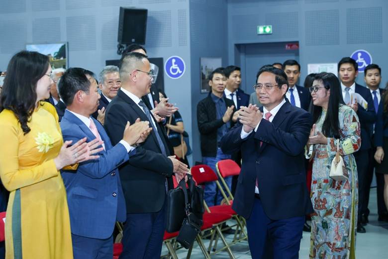 Thủ tướng Phạm Minh Chính và Phu nhân gặp gỡ đại diện cộng đồng người Việt Nam tại Pháp cùng các cán bộ, nhân viên các cơ quan đại diện Việt Nam tại Pháp - Ảnh: VGP/Nhật Bắc