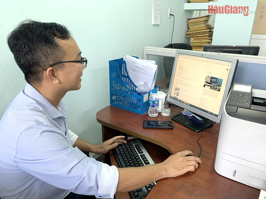 Phóng viên Dương Phước Thuận sử dụng AI để tổng hợp thông tin trong quá trình sáng tạo tác phẩm báo chí.