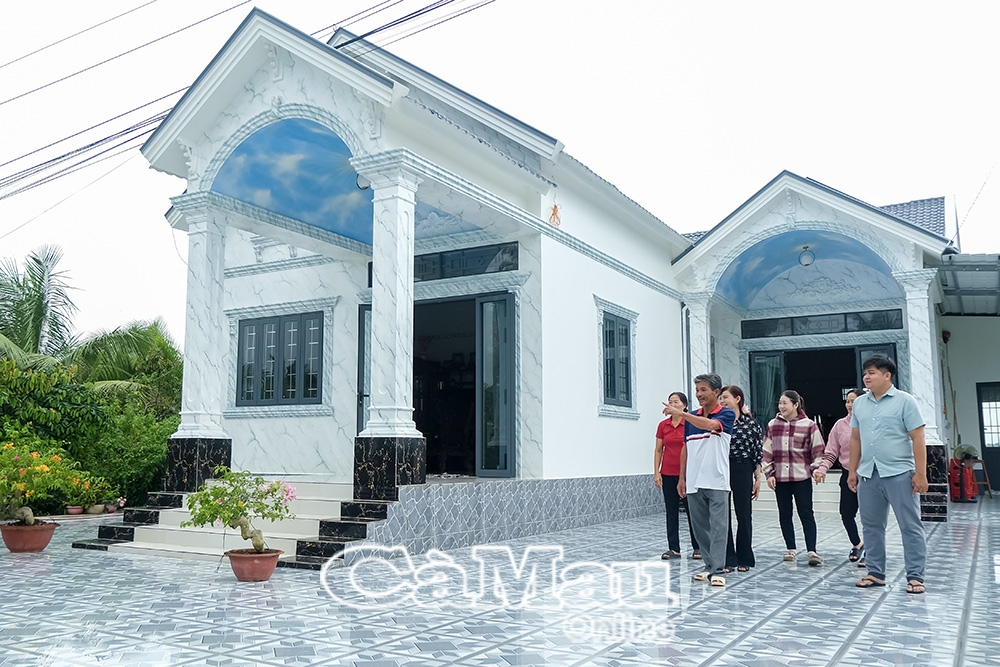 10 năm canh tác mô hình trồng bí trên đất ruộng, gia đình ông Ngô Văn Minh (người chỉ tay) đã có được nhà ở khang trang, cuộc sống khấm khá.