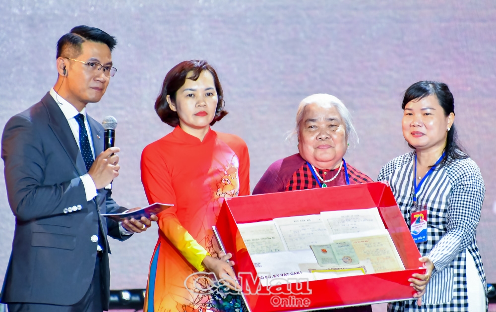 Bà Trần Việt Hoa, Giám đốc Trung tâm Lưu trữ Quốc gia III (thứ hai từ trái sang) trao lại hiện vật tập kết dịp lễ kỷ niệm 70 năm Tập kết ra Bắc tại thị trấn Sông Đốc, tháng 11/2024).