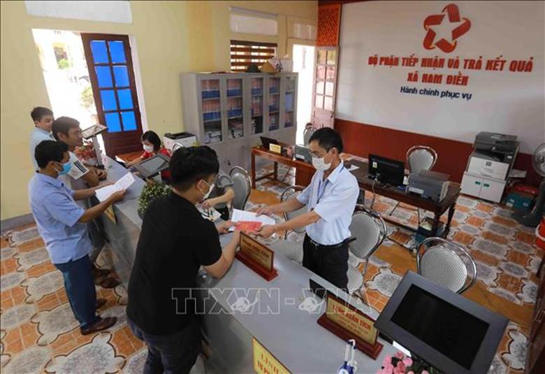 Người dân đến làm thủ tục hành chính tại xã Nam Điền, huyện Thạch Hà. Ảnh minh họa: Vũ Sinh/TTXVN