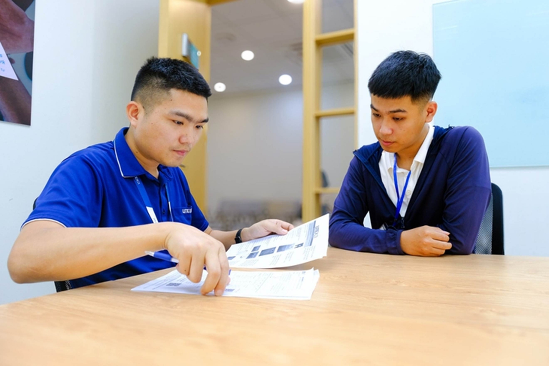 Công nhân trẻ được lao động có kinh nghiệm hỗ trợ, chia sẻ kinh nghiệm ngay trên bàn máy may tại Công ty cổ phần Dệt may Lạng Giang (Bắc Giang) - Ảnh: HÀ QUÂN